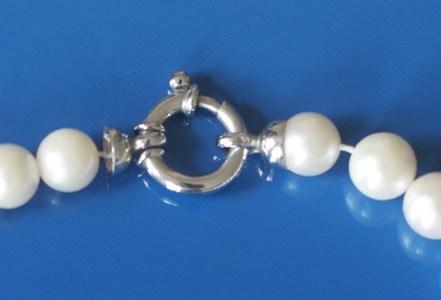 perly se volně pohybují na niti